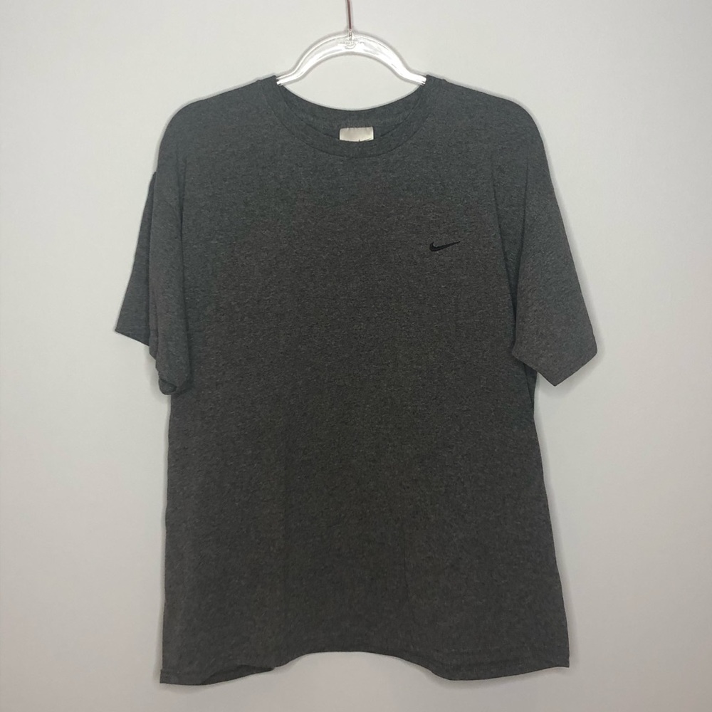 plain swoosh nike tee!!